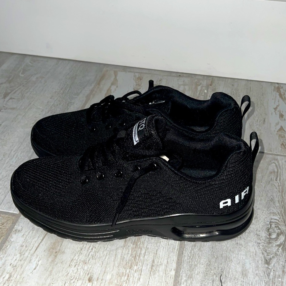Never worn mens running sneakers